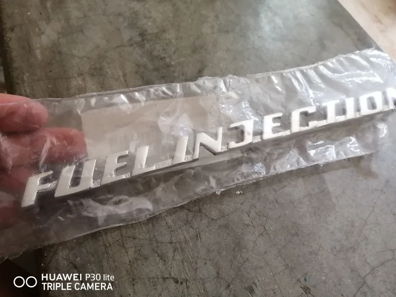 Letrero Cromado Para Tapa De Motor De VW Adherible "Fuel Injection" - Imagen 8