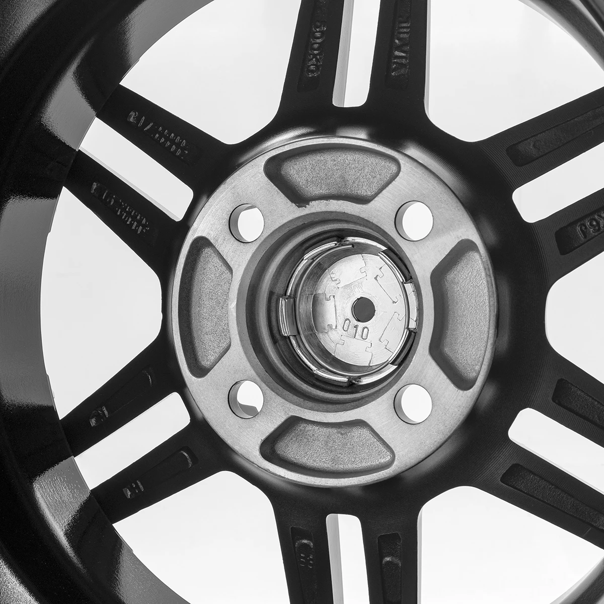 Juego De 4 Rines De 13" Con Centro AM Color Plata Con Negro De 4 Birlos Auto Magic - Imagen 7