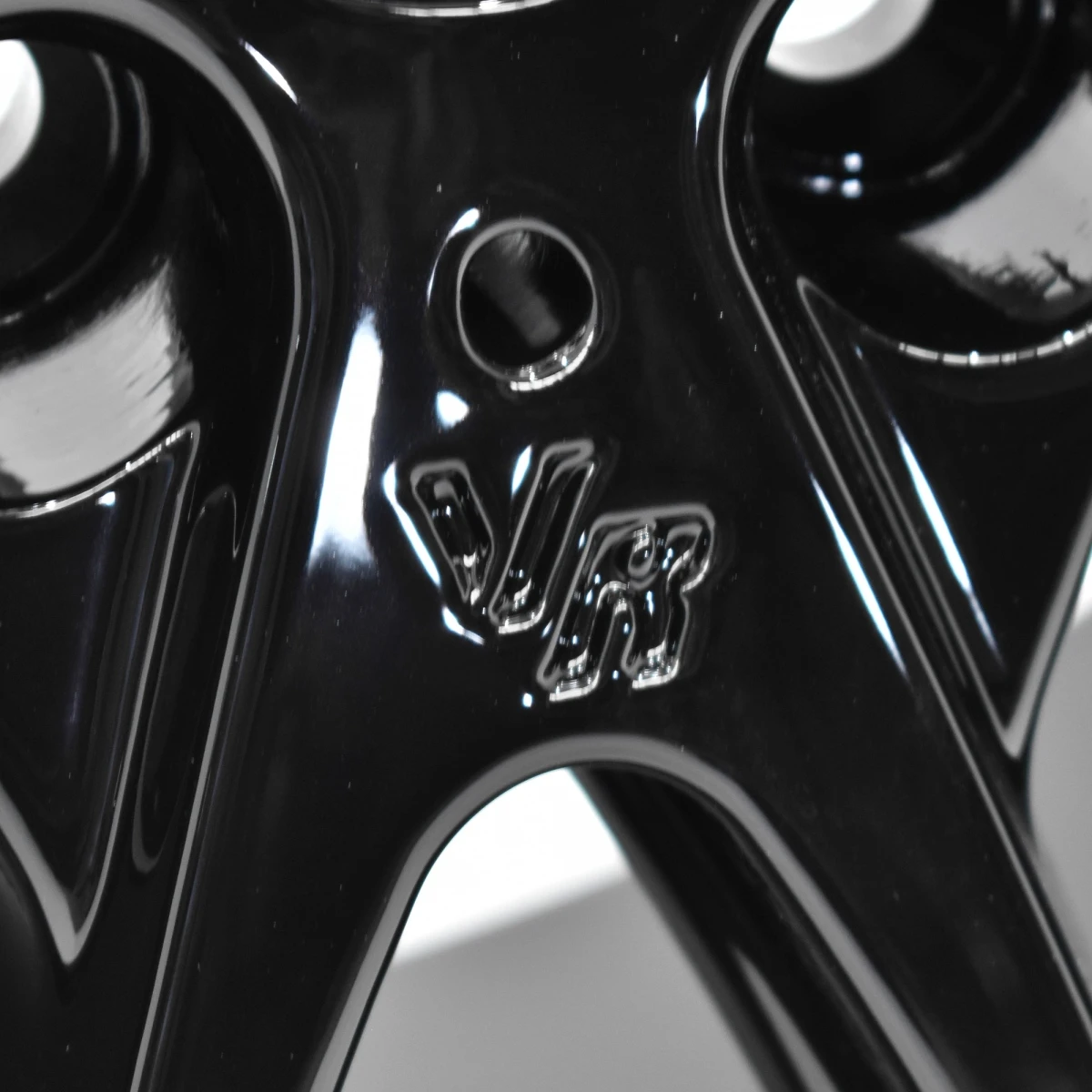 Juego De 4 Rines De 18" Con Centro AM Color Negro Brillante De 5 Birlos Auto Magic - Imagen 5