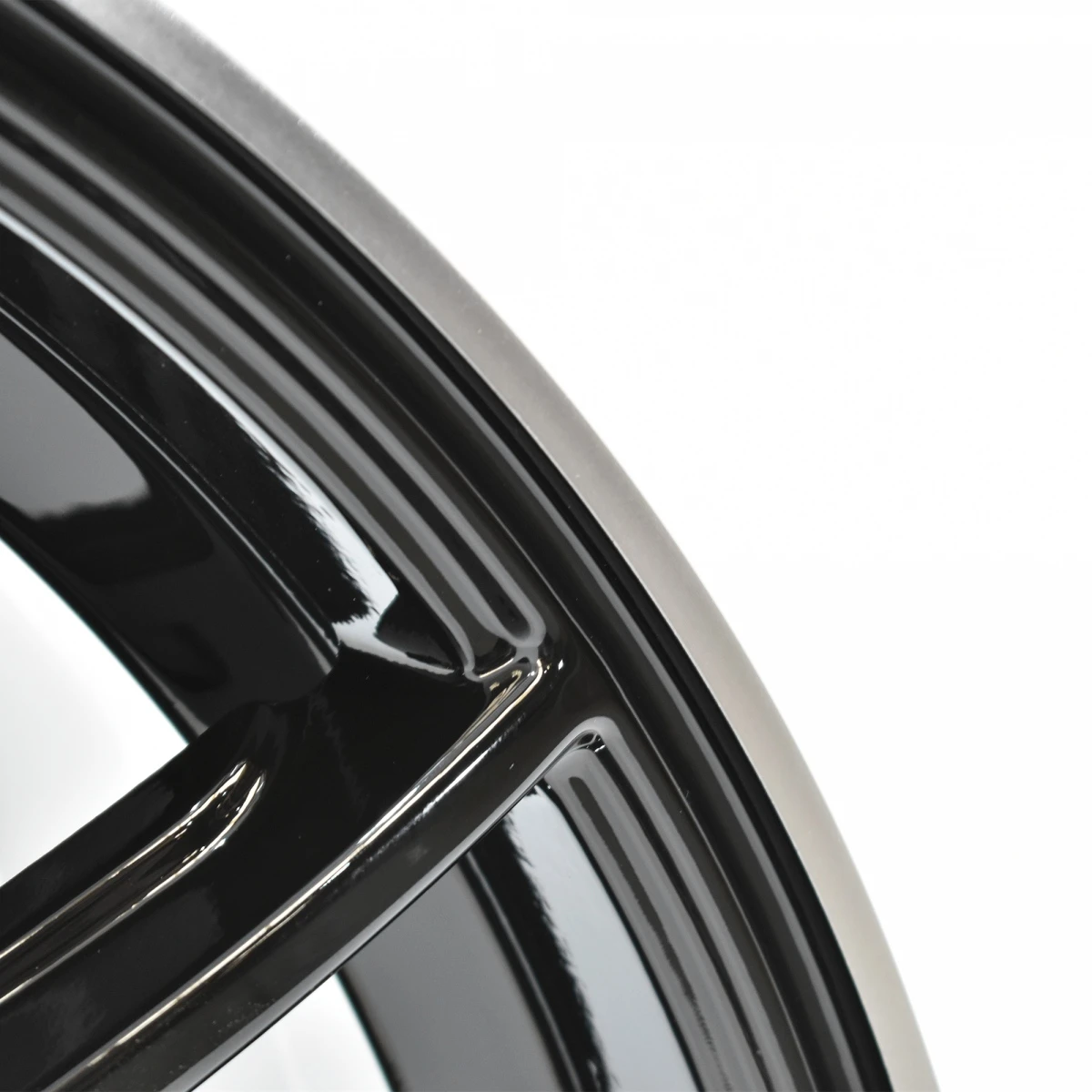 Juego De 4 Rines De 18" Con Centro AM Color Negro Brillante De 5 Birlos Auto Magic - Imagen 6