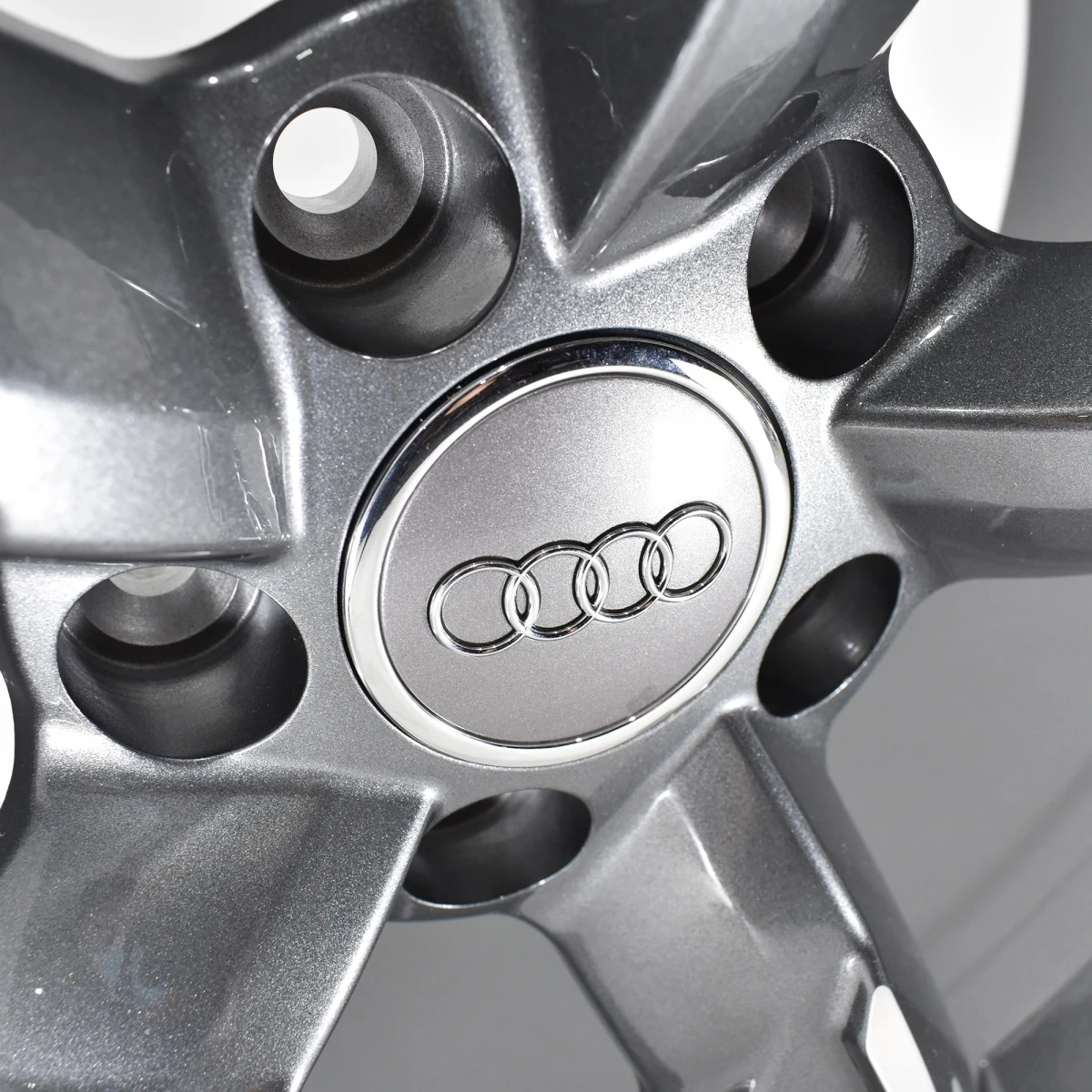 Juego De 4 Rines De 19" Con Centro De Audi Color Gris Plata Auto Magic - Imagen 5