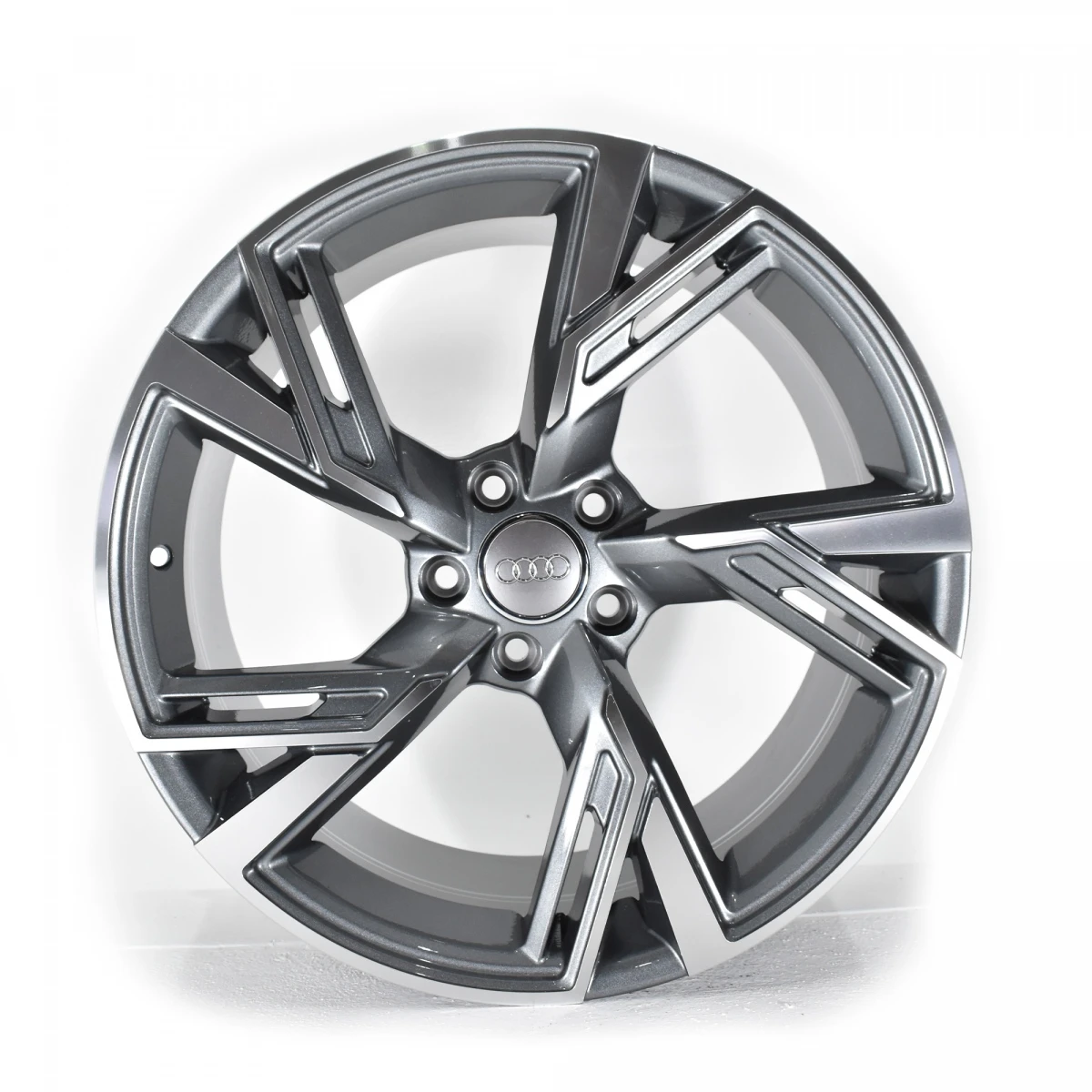 Juego De 4 Rines De 19" Con Centro De Audi Color Gris Plata Auto Magic